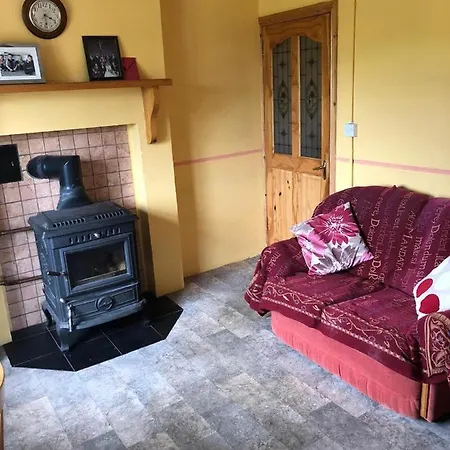 2-bedroom House Located In Castlefore بيت للعطل